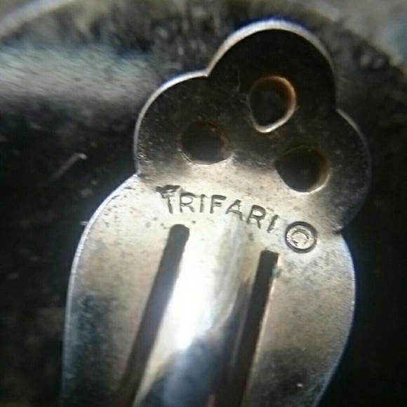 Vintage Trifari Earrings - Picture 3 of 4